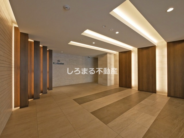 フォーリアライズ弁天町ノビアのロビー