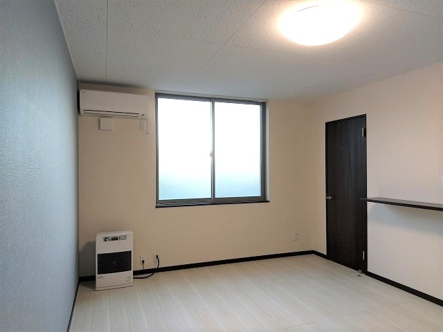 ブルジェオンAの居間・リビング