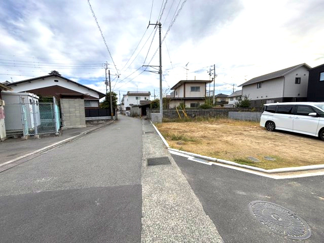 松前町筒井の新築のおうちA号棟　デザイナーズ新築住宅（伊予郡松前町大字筒井）の前面道路含む現地写真|外はこのようになっています