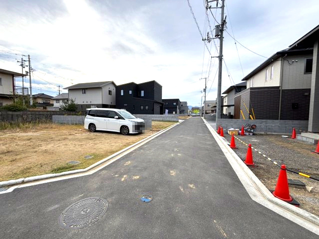 松前町筒井の新築のおうちA号棟　デザイナーズ新築住宅（伊予郡松前町大字筒井）の前面道路含む現地写真|前面道路含む現地写真です
