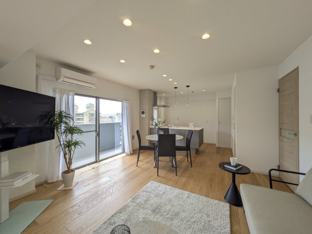 【居間・リビング】 | ☆ホームステージングしています。家具は撮影用です。