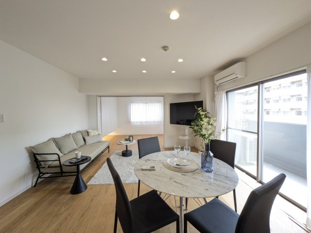 【居間・リビング】 | ☆ホームステージングしています。家具は撮影用です。ご家族みんながゆったりくつろげる広々リビングです。