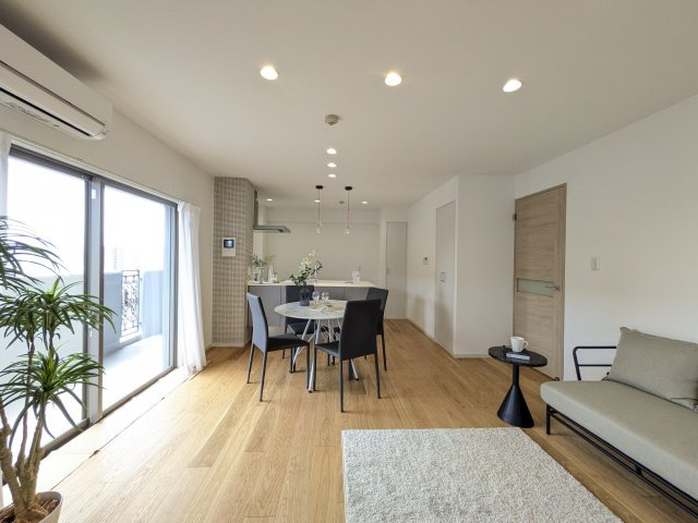 【居間・リビング】 | ☆ホームステージングしています。家具は撮影用です。