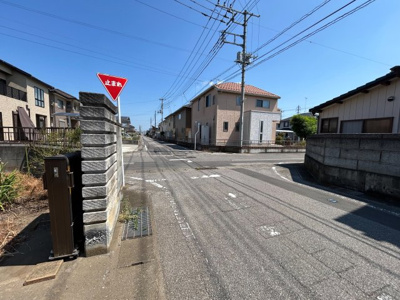 【前面道路含む現地写真】 | 館林市高根町　中古戸建