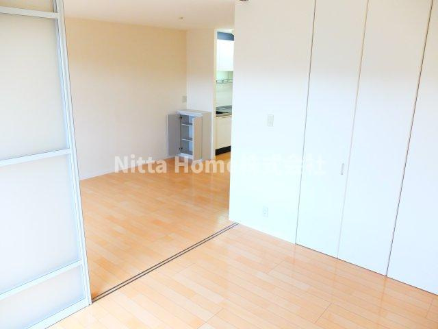 シャトー南多田の内装|リビングと洋室の扉を開けて広く使うことも可能です◇