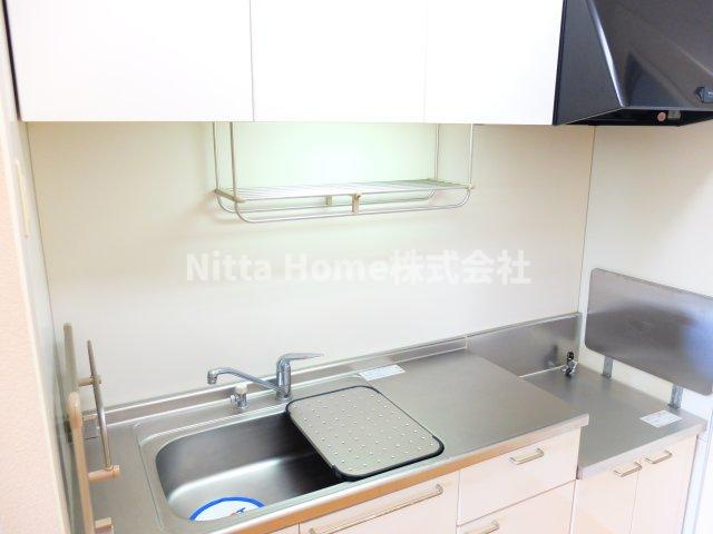 シャトー南多田のキッチン|オープンタイプのキッチンがリビング奥にあります◇