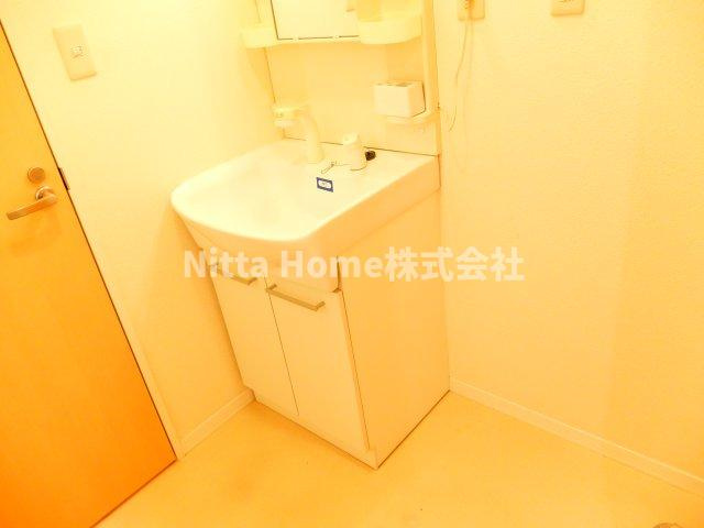 シャトー南多田の洗面所|洗面化粧台がついています＊