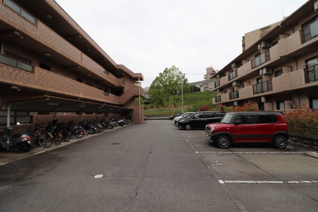 ラミュール北春日丘の駐車場