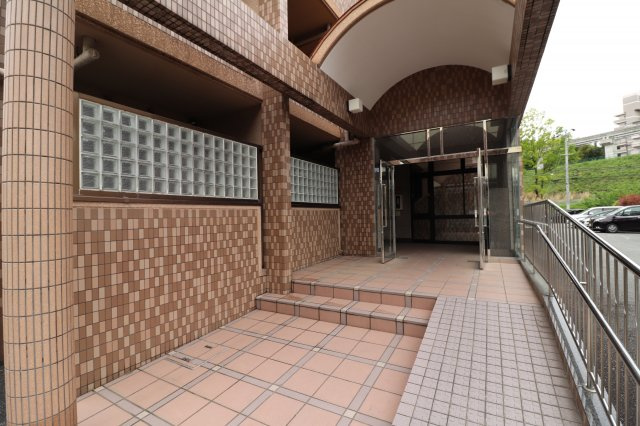 ラミュール北春日丘のエントランス