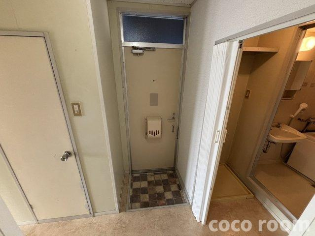 プレジールオオクラBの玄関