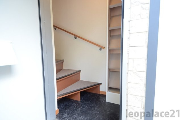 レオパレスグランシャリオ井原の玄関|備品や設置仕様は号室等により異なります。現地をご確認下さい。