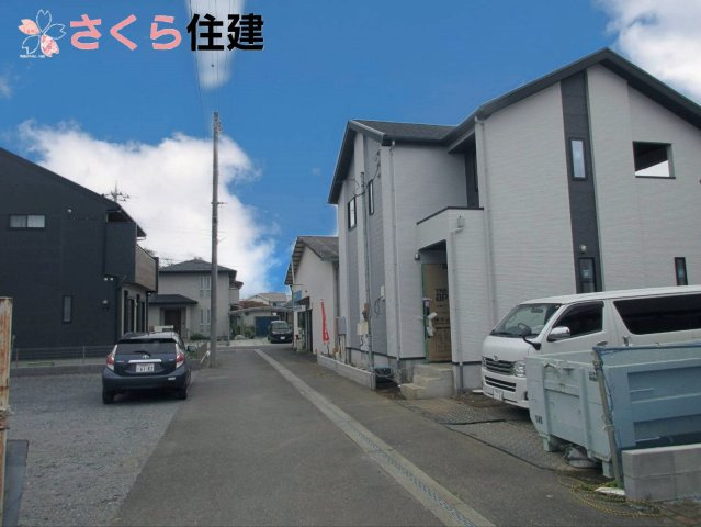 LIGARE 下都賀郡壬生町40期　1号棟の前面道路含む現地写真|駅近物件ですが、車は3台駐車可能♪