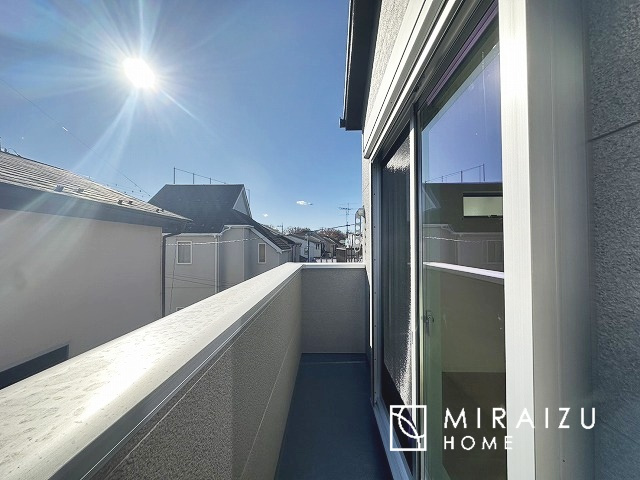 【その他】 | 来客時にカラー画像で確認が出来るので安心。夜間でもLEDライトでくっきりと映ります。また画像のみの対応も出来る為、こちら側の声は聞こえず様子を見てからインターホン対応も可能で安心ですね。