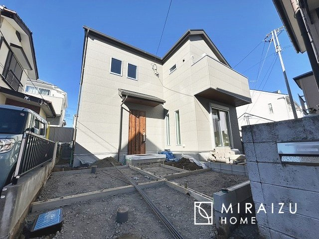 【外観】 | 青く澄み渡った綺麗な空と、陽の光をたっぷりと受ける、そんな新築住宅で新生活をスタートしてみませんか？見学・ご相談等、ミライズホーム(株)までお気軽にご連絡下さい。