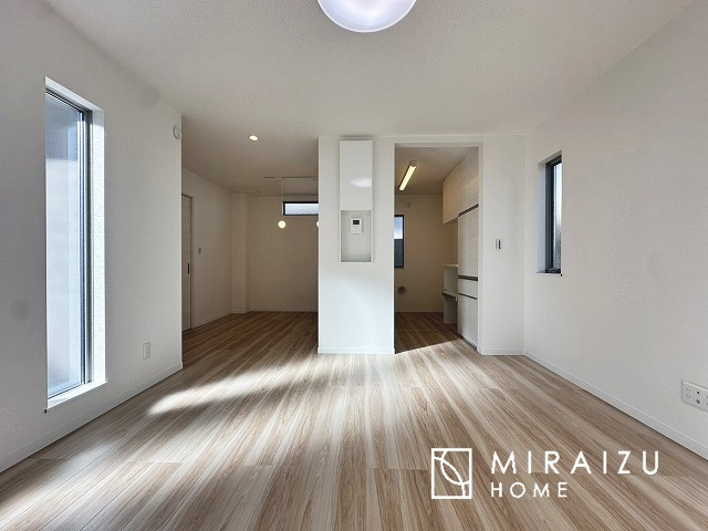 【前面道路含む現地写真】 | プライバシー性と開放感を高める住環境。陽当たりの良い開かれたロケーションを活かし、心地よい暮らしをプランニング

