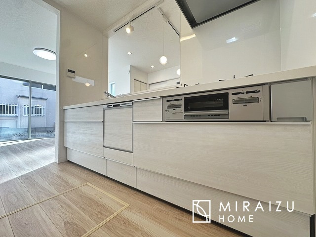 【前面道路含む現地写真】 | 青く澄み渡った綺麗な空と、陽の光をたっぷりと受ける、そんな新築住宅で新生活をスタートしてみませんか？見学・ご相談等、ミライズホーム(株)までお気軽にご連絡下さい♪

