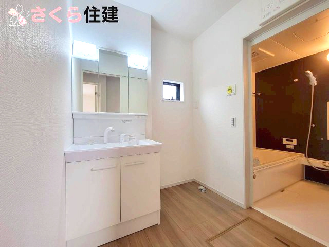 LIGARE　下都賀郡壬生町40期　2号棟の独立洗面台|三面鏡化粧台は鏡の裏までたっぷり収納が可能です◎