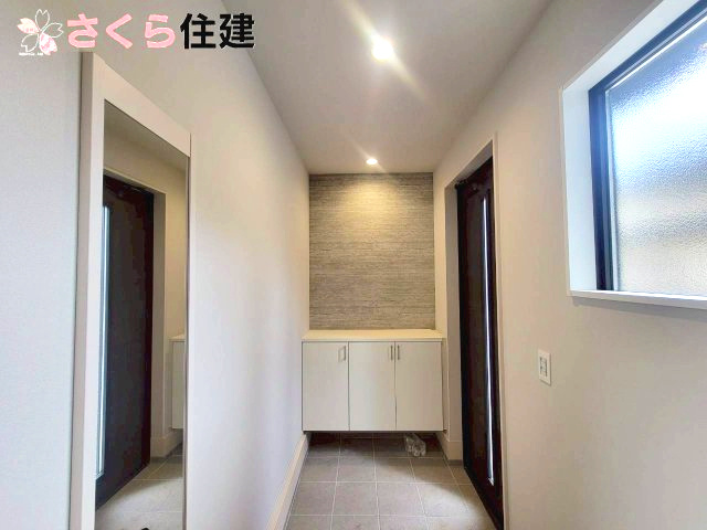 LIGARE　下都賀郡壬生町40期　2号棟の玄関|明るい玄関は姿見付きでお出かけ前の身だしなみチェックもできます◎
