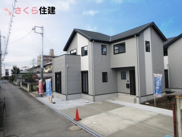 LIGARE　下都賀郡壬生町40期　2号棟の前面道路含む現地写真|駐車場は並列で3台駐車可能♪