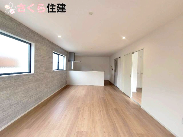 LIGARE　下都賀郡壬生町40期　2号棟の居間・リビング|南向きの明るいリビングは、一面にアクセントクロスを採用しメリハリのある空間◎