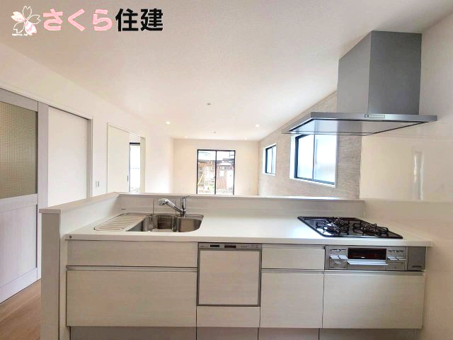 LIGARE　下都賀郡壬生町40期　2号棟のキッチン|対面式システムキッチン。食洗器、浄水付き水栓、３口コンロ