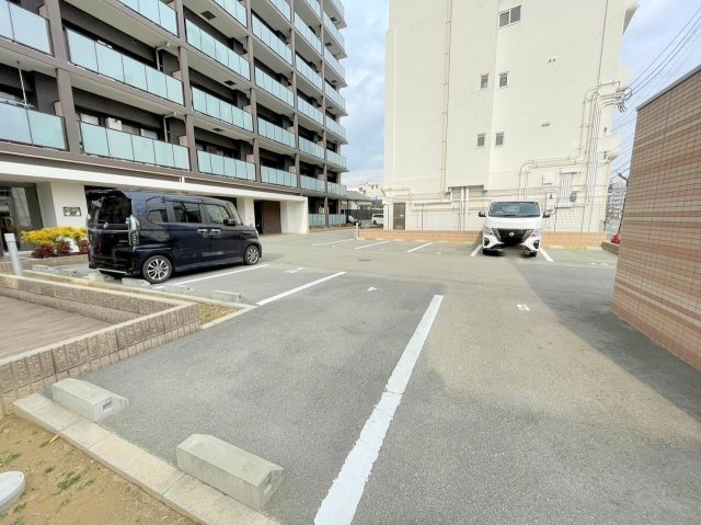 プルメリア西三国イーストの駐車場