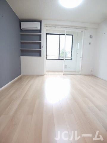 柏崎市北半田１丁目のアパートの居間・リビング