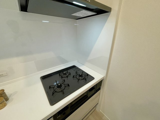 コアマンションルネス九品寺のキッチン|ガスは三ツ口コンロは採用しています。