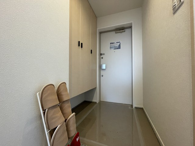 コアマンションルネス九品寺の玄関|下駄箱の下にスペースを確保しており大き目の荷物も収納できるようにしています。