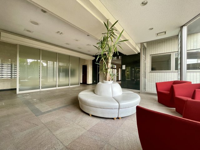 コアマンションルネス九品寺のエントランス|エントランスも清潔な状態に保たれており来客があっても安心です。