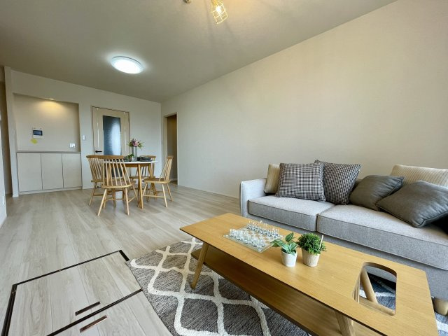 コアマンションルネス九品寺の居間・リビング|家具を設置してもゆとりのある広さとなっています。