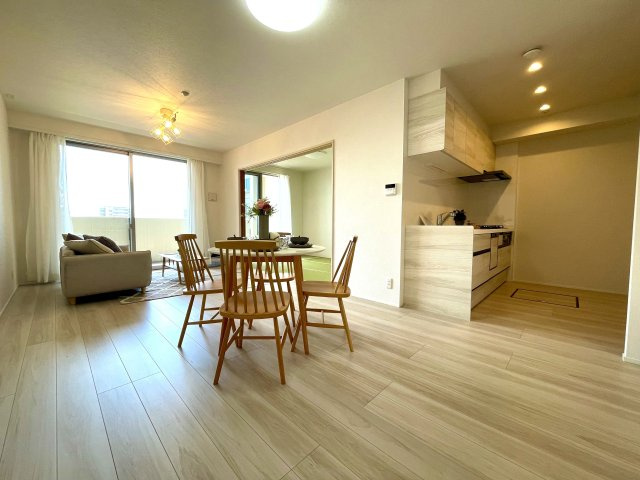 コアマンションルネス九品寺の居間・リビング|15.7帖のLDK　南向きの開口部は室内を明るい印象にしてくれます。