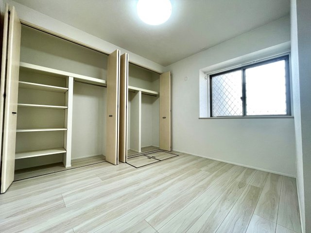 コアマンションルネス九品寺の洋室|洋室は5.7帖と5.3帖の2部屋ございます。各部屋にクローゼット完備しており収納力も十分です。