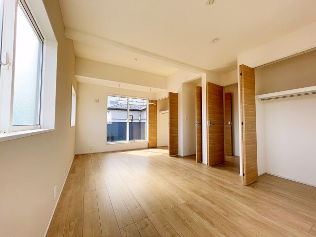 新築戸建・建売　本庄市下野堂　本庄南小・本庄南中の洋室|茶色のクローゼットと白基調の洋室に差し込む自然光が温かみのある柔らかな空間を演出！