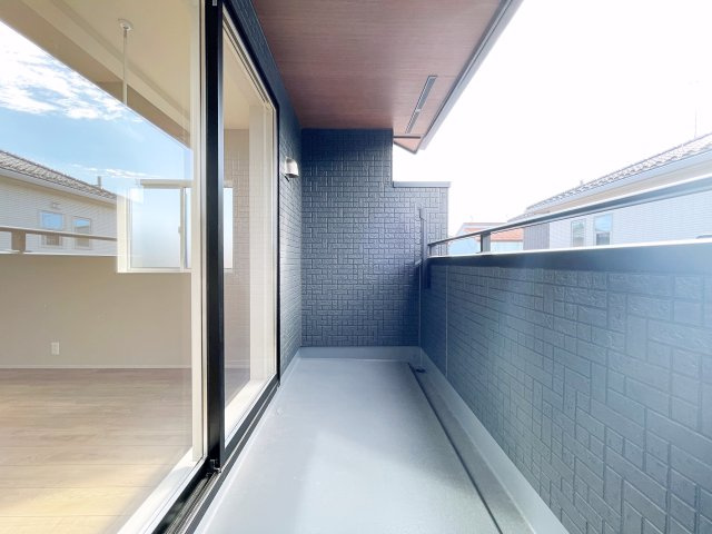 新築戸建・建売　本庄市下野堂　本庄南小・本庄南中のバルコニー|インナーバルコニーは天候に左右されずに、プライベートな空間でくつろぎや洗濯物干しに最適！
