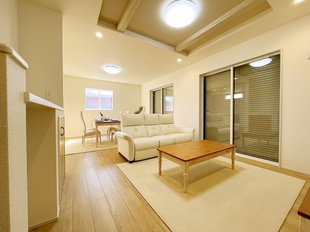 新築戸建・建売　本庄市下野堂　本庄南小・本庄南中の居間・リビング|折上天井でLDKがより広く感じられる間取になっています！
