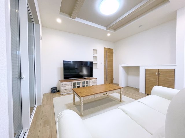新築戸建・建売　本庄市下野堂　本庄南小・本庄南中の居間・リビング|ホワイトを基調とした明るく開放的なLDKです！