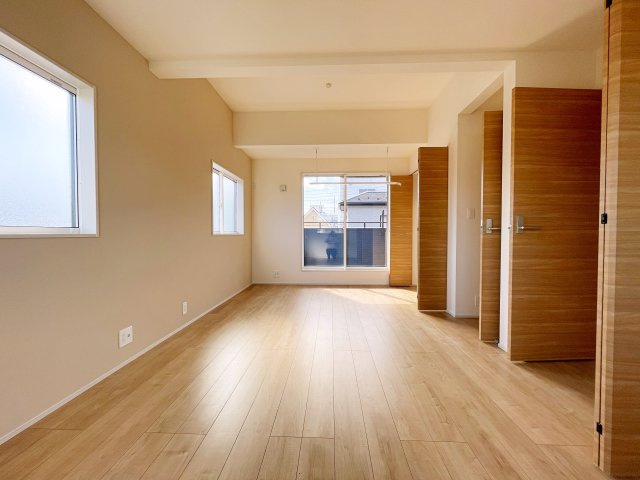 新築戸建・建売　本庄市下野堂　本庄南小・本庄南中の洋室|2面採光で明るい洋室です！ホワイト基調の爽やか空間からインナーバルコニーにも出られます♪