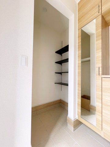 新築戸建・建売　本庄市下野堂　本庄南小・本庄南中の収納|可動棚付きなので物の大きさによって高さを変えられるので便利！