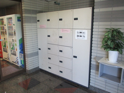 【エントランス】 | ジュネス新大阪 | 宅配ボックスがあるので不在時の受け取りも安心