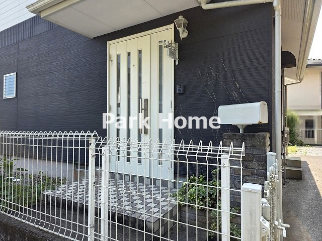 高知市潮見台2丁目　中古戸建ての玄関