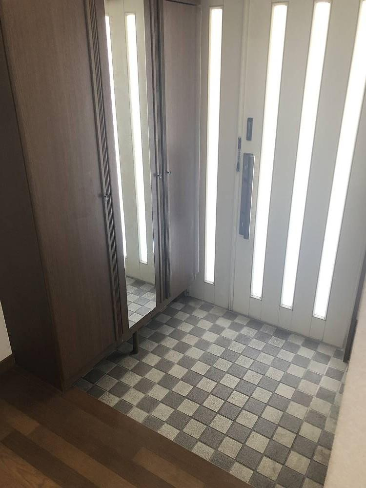 高知市潮見台2丁目　中古戸建ての玄関