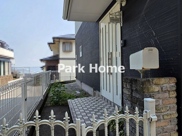 高知市潮見台2丁目　中古戸建ての玄関