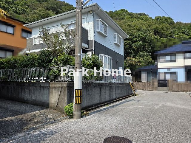 高知市潮見台2丁目　中古戸建ての前面道路含む現地写真