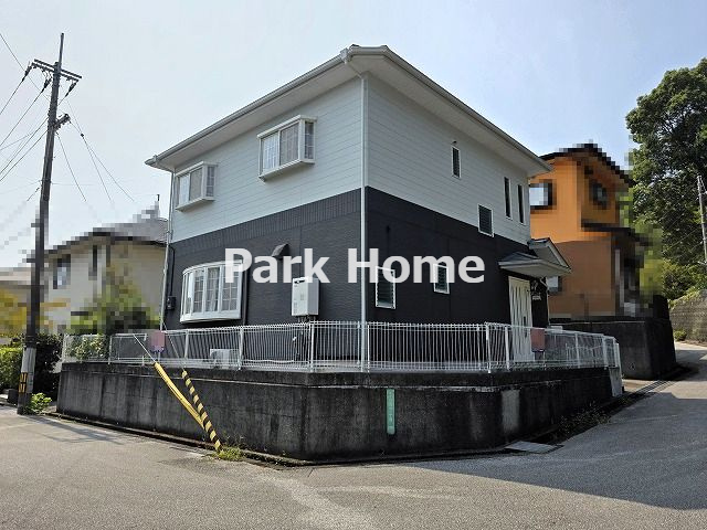 高知市潮見台2丁目　中古戸建ての前面道路含む現地写真