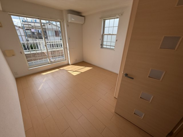 sunny tierra 仲蔵の洋室