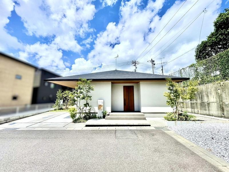 南国市左右山　中古戸建ての前面道路含む現地写真