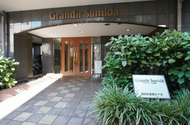 グランディール墨田のエントランス