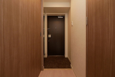 【玄関】 | MELDIA CREST NAMBA SOL TERRACE | 収納もある玄関です