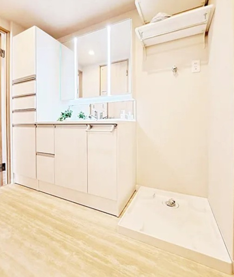 【独立洗面台】 | サンシティJ棟 | 洗髪洗面化粧台です。3面鏡が備わった洗面化粧台。ボウルとカウンターはお手入れのしやすい一体型です。